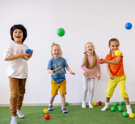 Mit kleinen Ballen spielende Kinder
